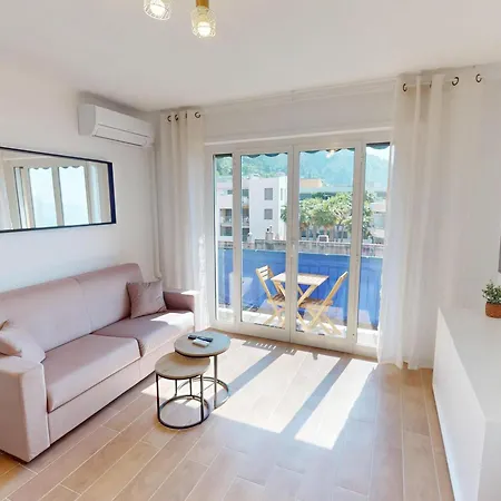 公寓 Renove Avec Climatisation Et Wifi En Dernier Etage, Vue A 芒通