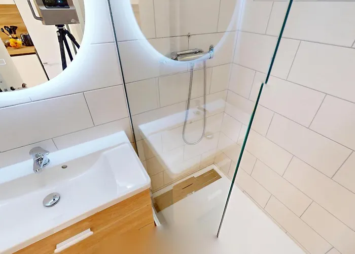 Renove Avec Climatisation Et Wifi En Dernier Etage, Vue A - Fr-1-196-383 * Menton