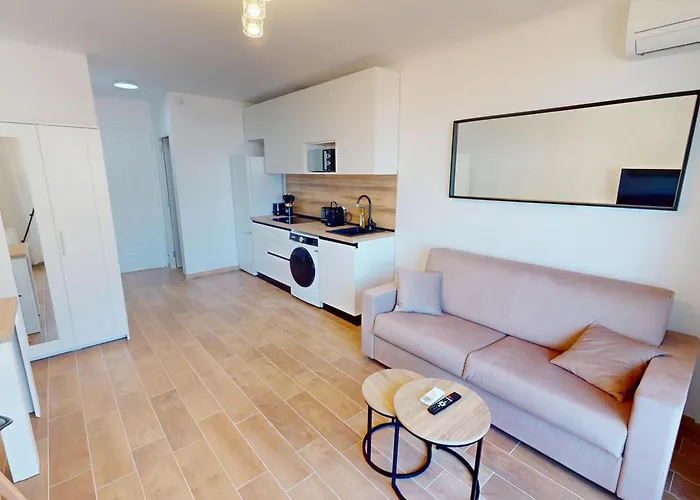 Apartment Renove Avec Climatisation Et Wifi En Dernier Etage, Vue A - Fr-1-196-383